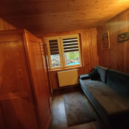 Domek alpejski W Lesie Nad Rzeka Swider Mladz