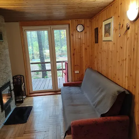 Domek alpejski W Lesie Nad Rzeka Swider *